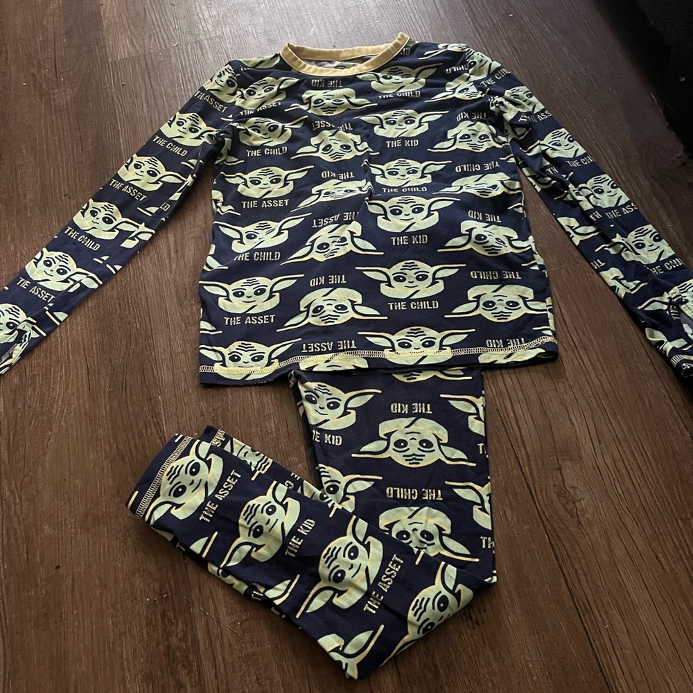 Baby-Yoda"The Child" Star Wars Pajama Set - Kids Size Medium - Glow-in-the-Dark!